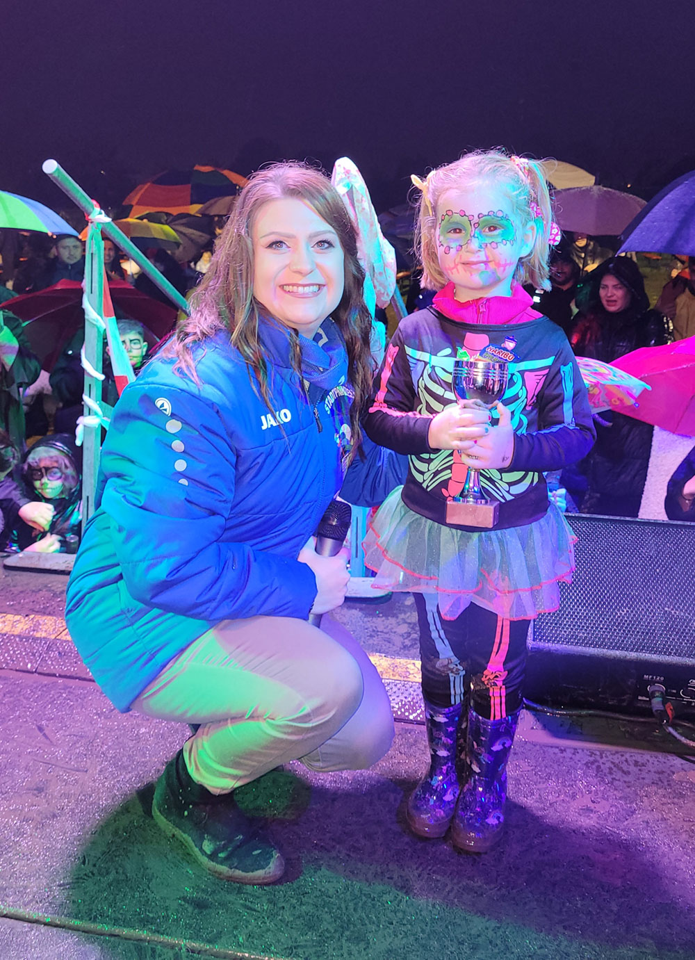 Stadtprinzessin Daniela Kinney mit der Siegerin des Kostüm-Wettbewerbs. Foto: Clysters