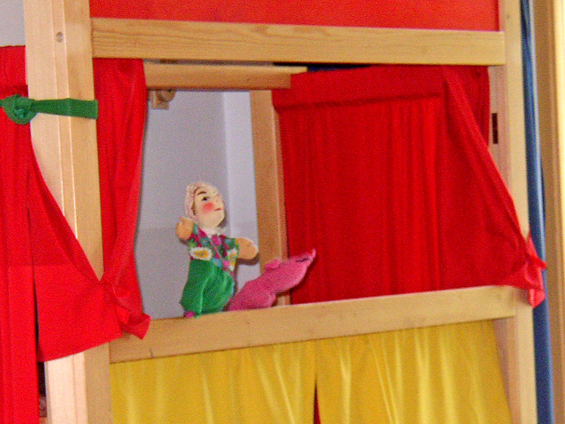 Puppenbühne mit zwei Figuren