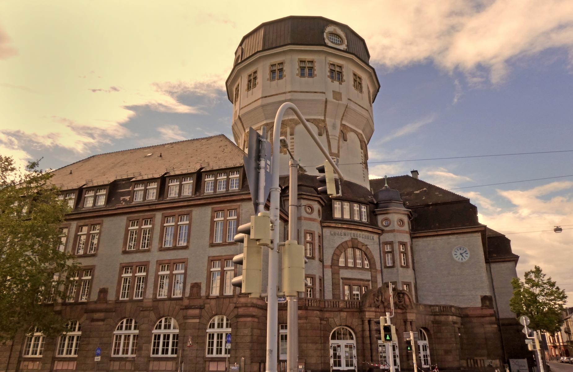Luzenbergschule mit Wasserturm