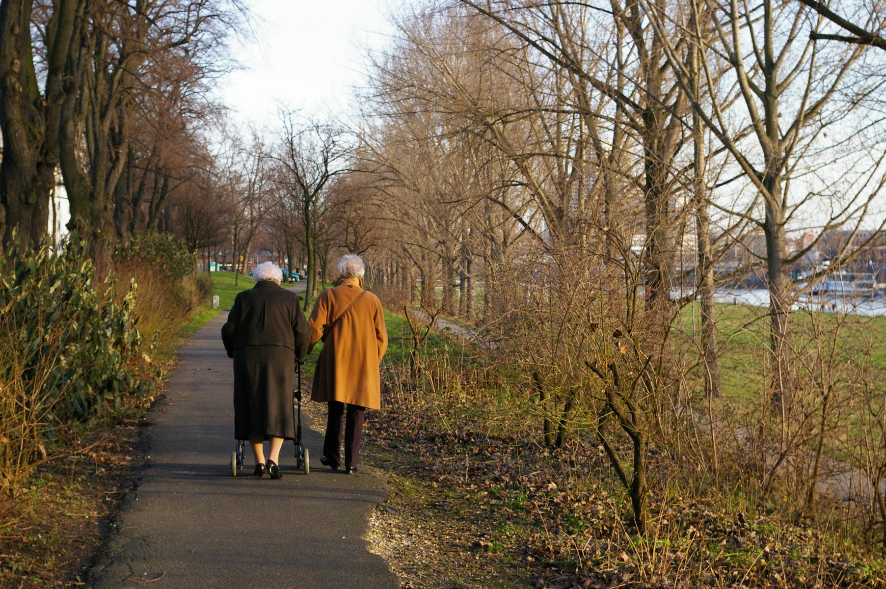 Zwei Senioren bei einem Spaziergang