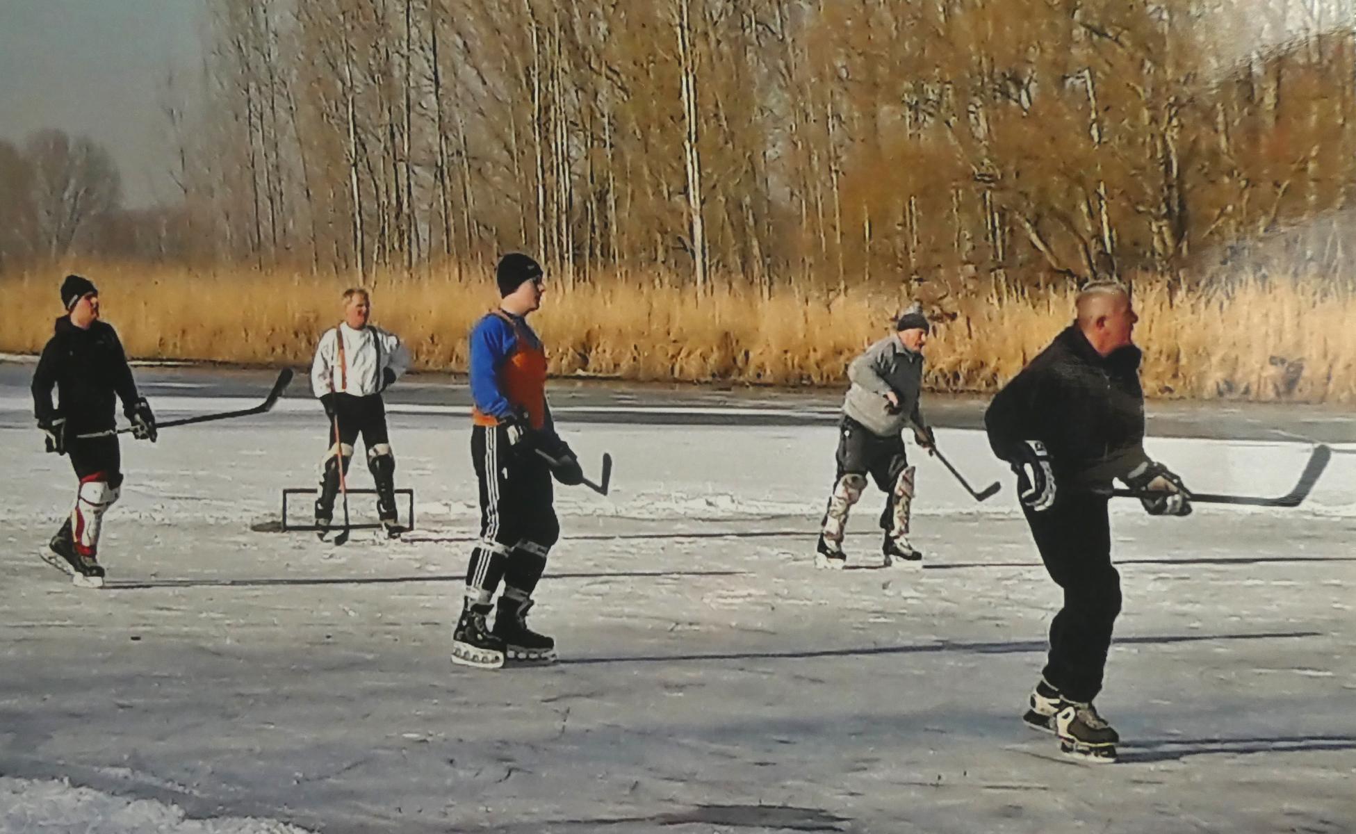 Eishockey auf einem gefrorenen See.