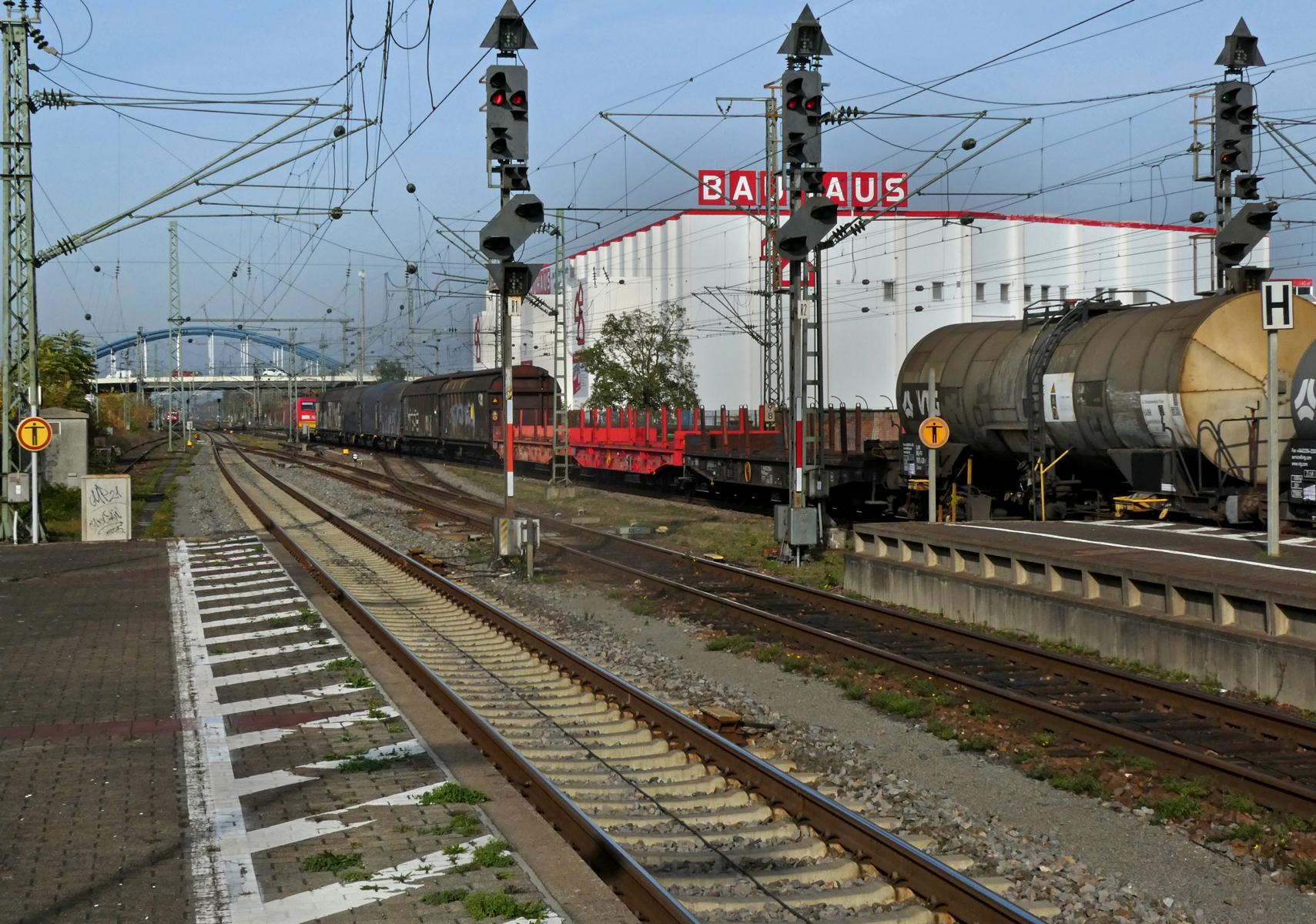 Gleise mit Güterzug