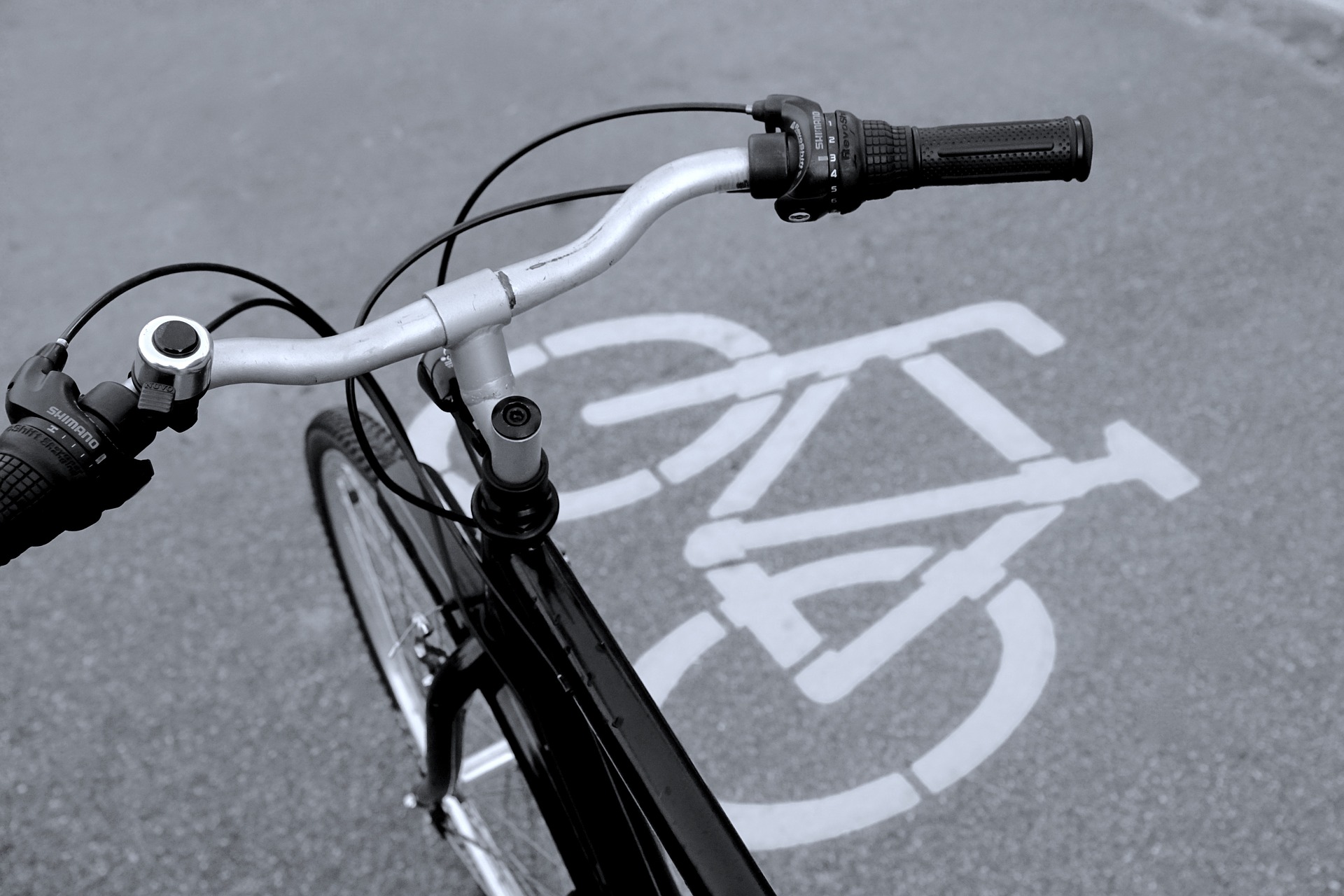 Fahrradlenker, im Hintergrund Fahrrad-Logo auf dem Boden