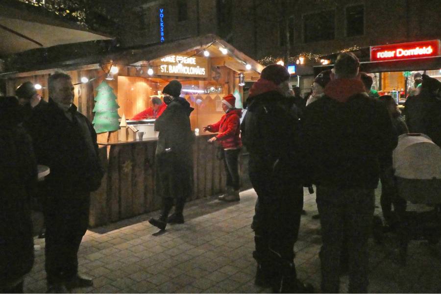 Blick auf Buden und Besucher beim Weihnachtsmarkt
