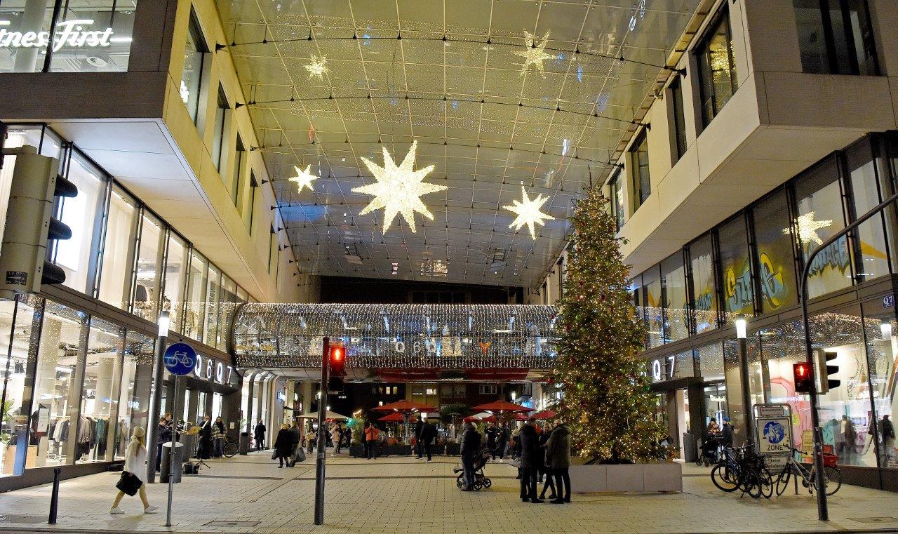 Blick auf den weihnachtlich beleuchteten Münzplatz zwischen q6 und q7 