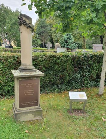 Gedenkstein und Infotafel an Johann Georg Hörner auf dem Friedhof Seckenheim