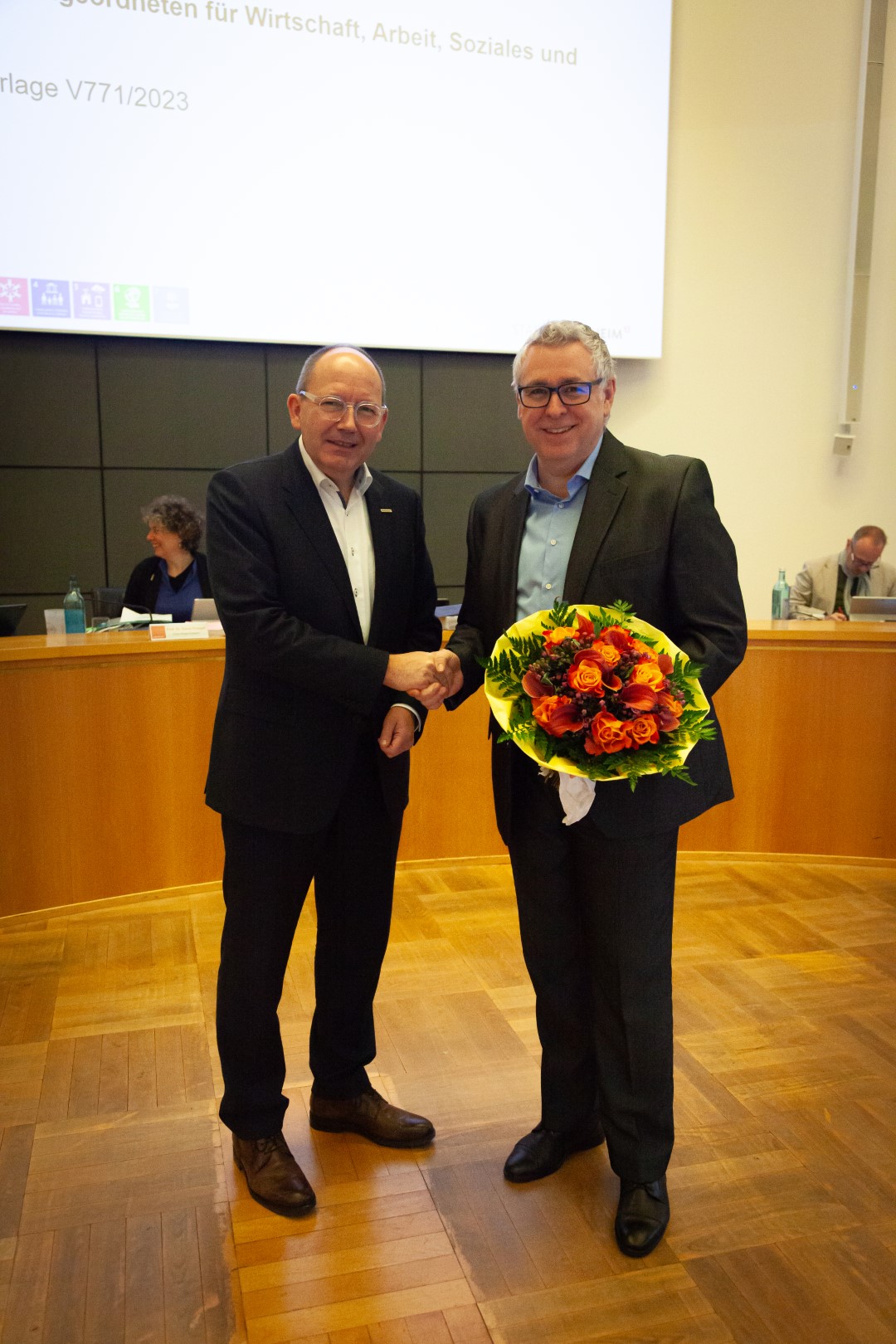 Oberbürgermeister Christian Specht überreicht dem neu gewählten Dezernenten Thorsten Riehle einen Blumenstrauß.