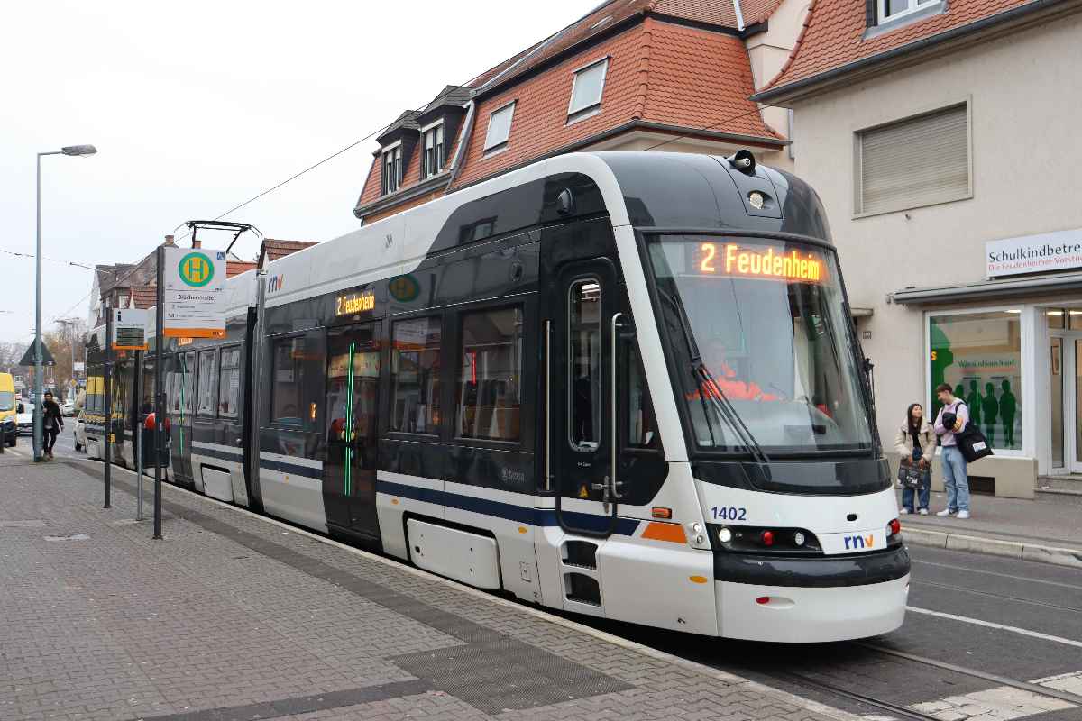 Wagen der Rhein-Neckar-Tram an einer Haltestelle 