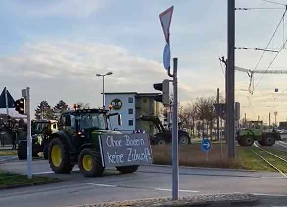 Traktoren am Verkehrskreisel in Neuostheim