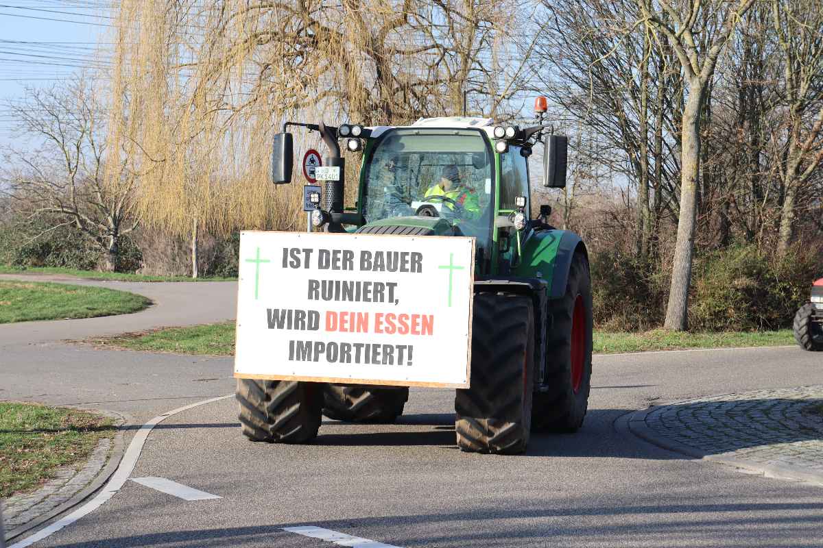 Traktor mit Schild: "Ist der Bauer ruiniert, wird Dein Essen importiert!"