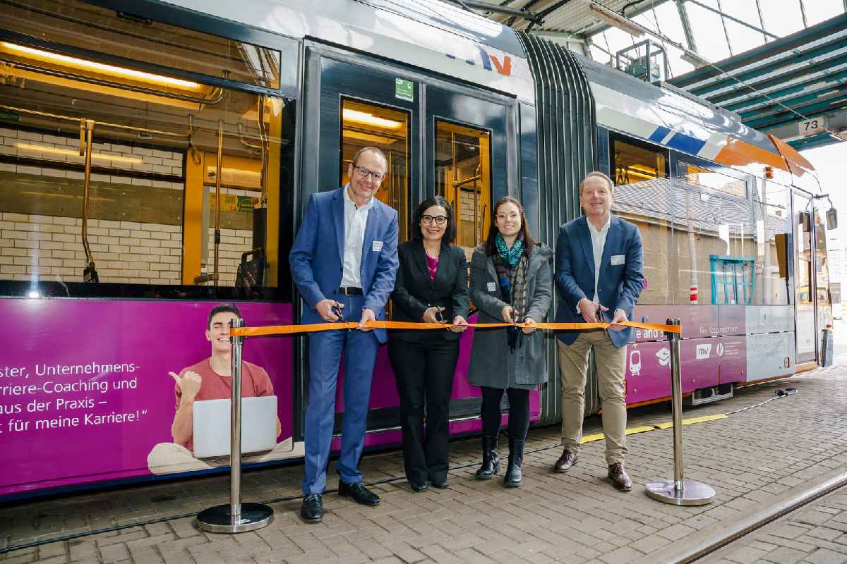 Einweihung der neuen Straßenbahn zur Kooperation von HdMW und rnv