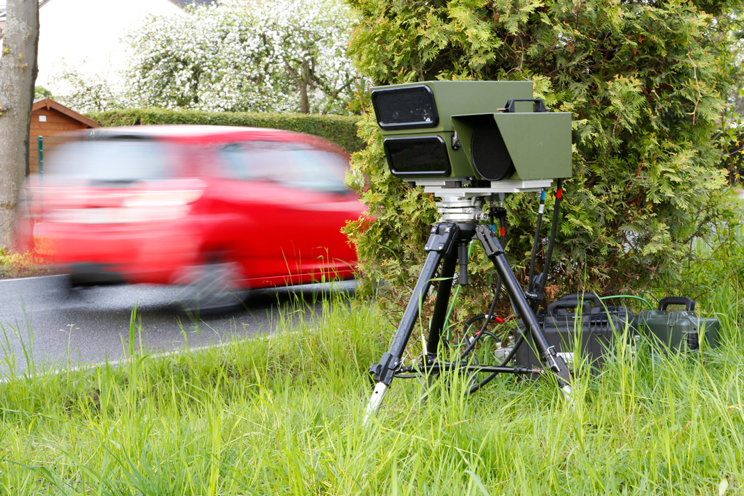 Auto fährt mit hoher Geschwindigkeit an mobiler Radarkontrolle vorbei